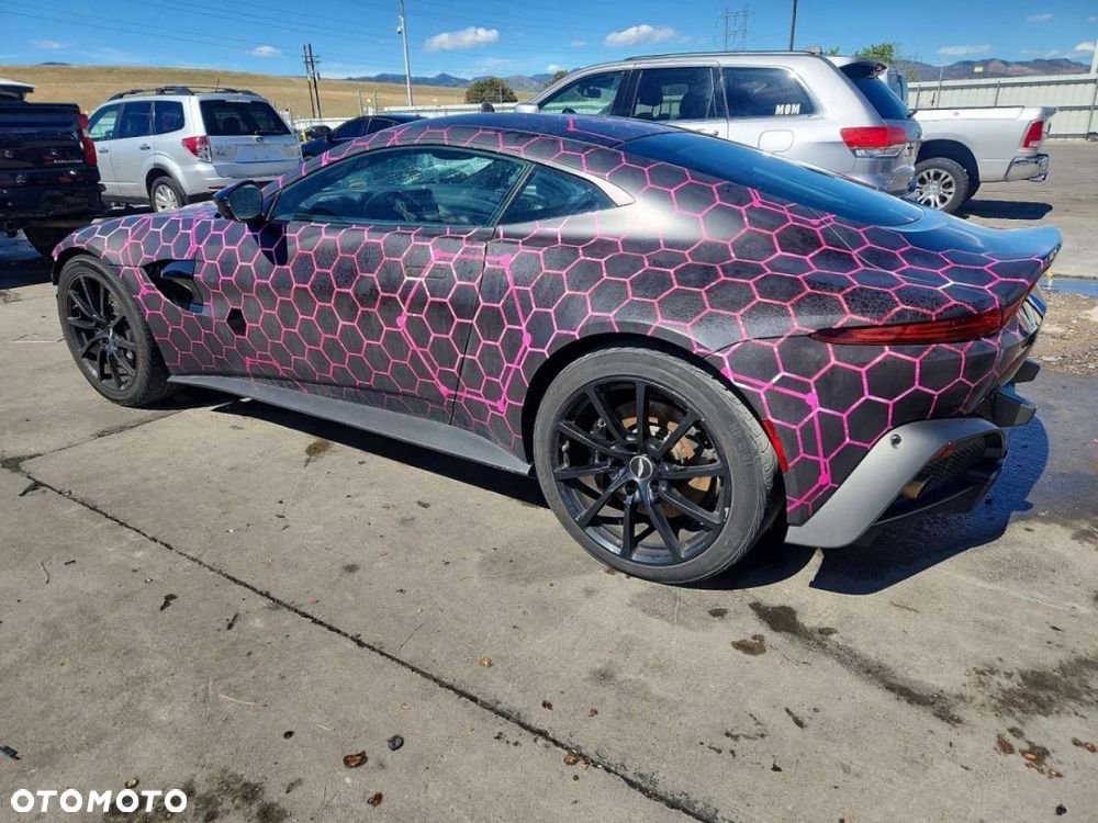 Aston Martin Vantage - 2