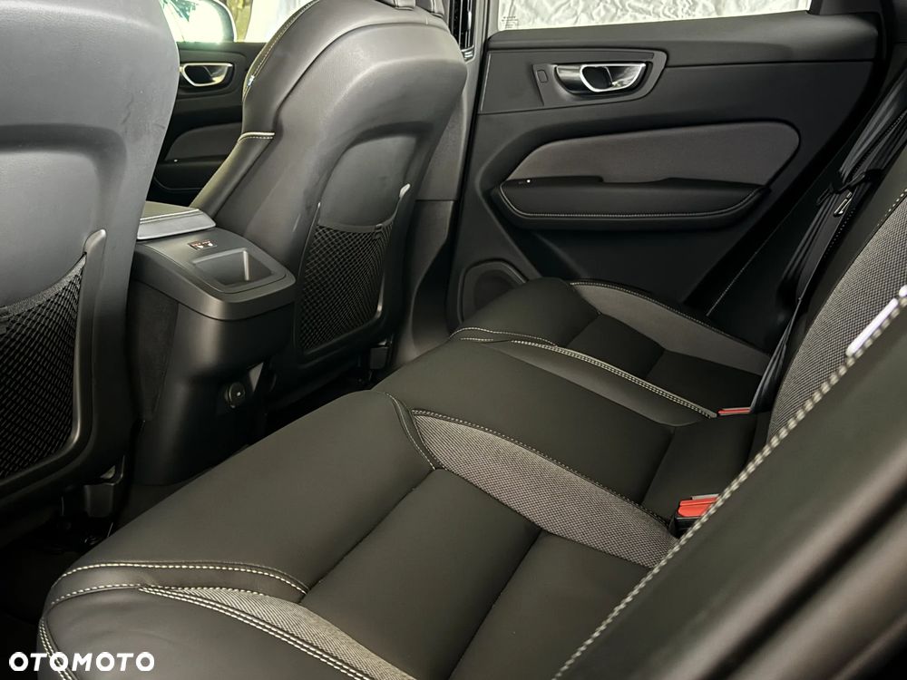 Volvo XC 60 B4 D AWD Plus Dark - 17