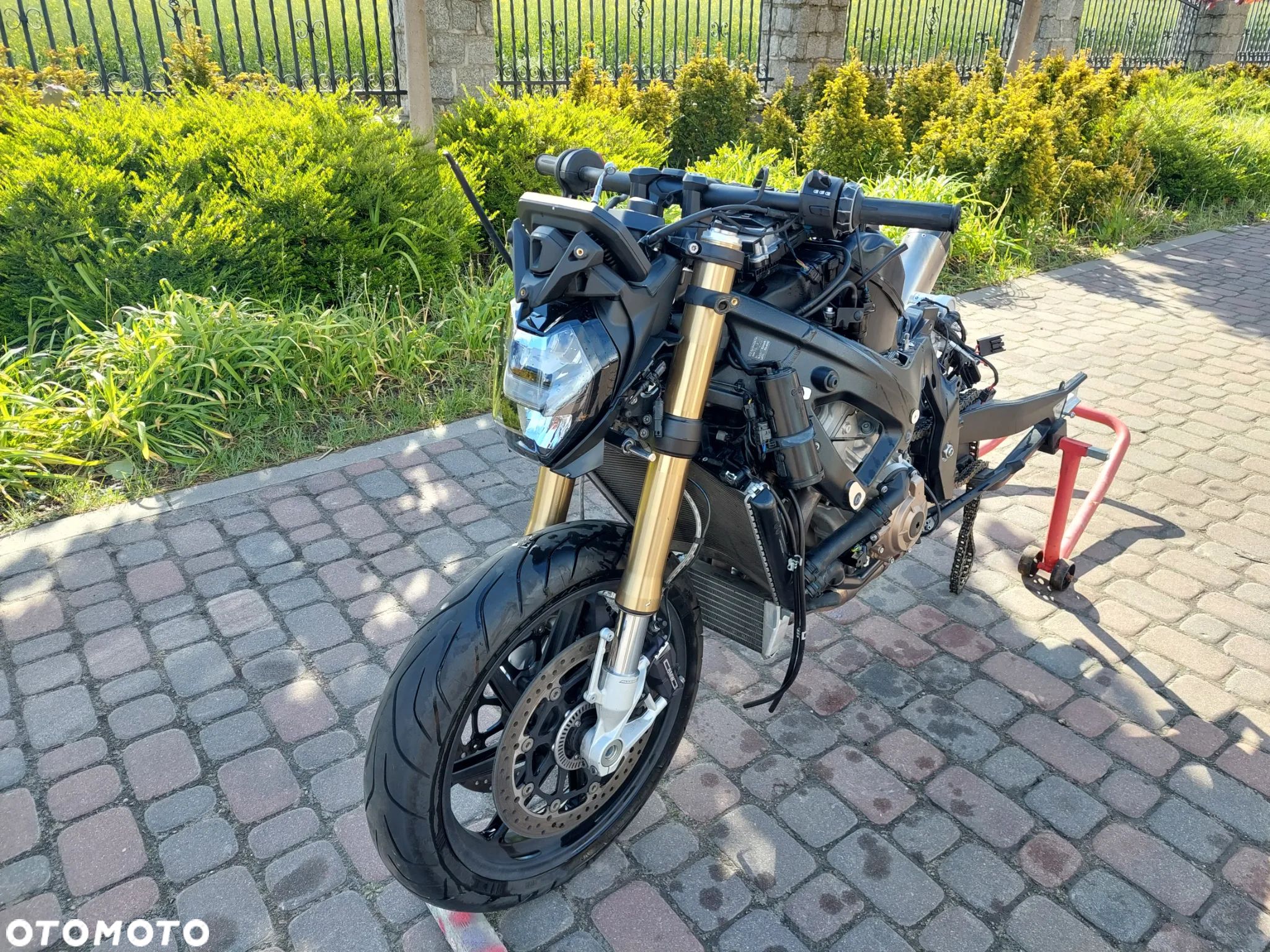 BMW S - 1