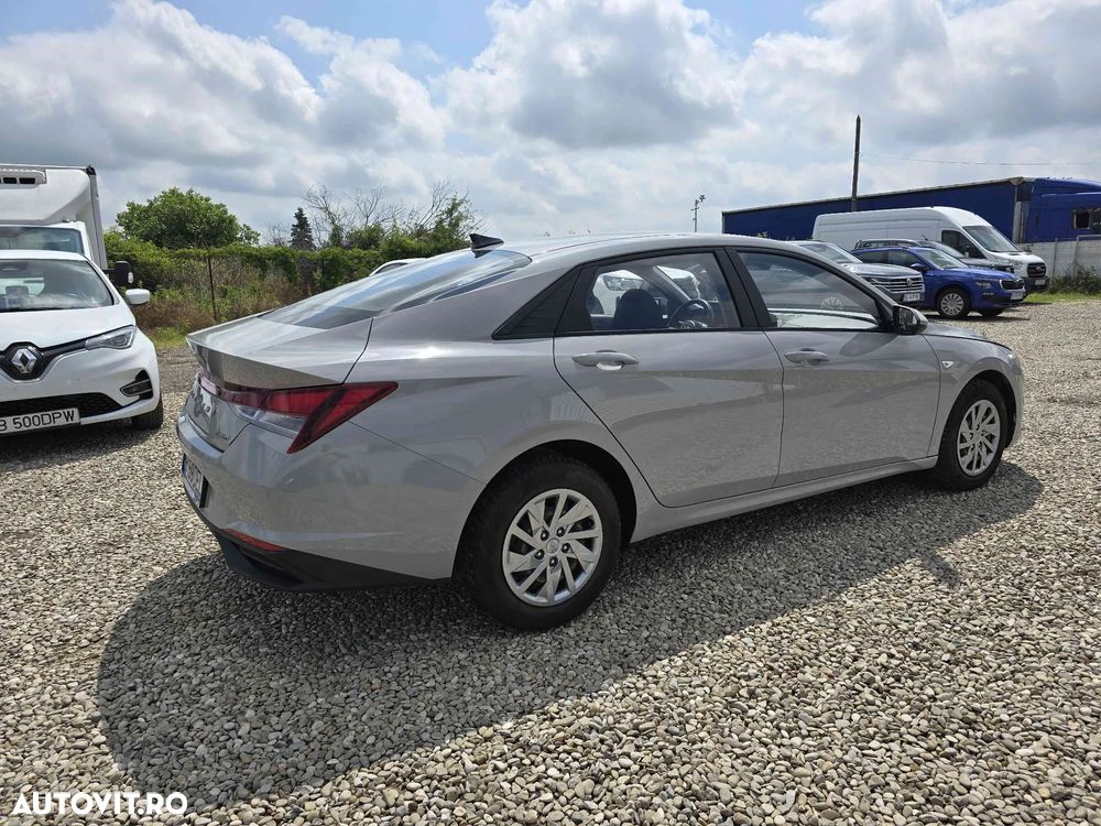 Hyundai Elantra - 4