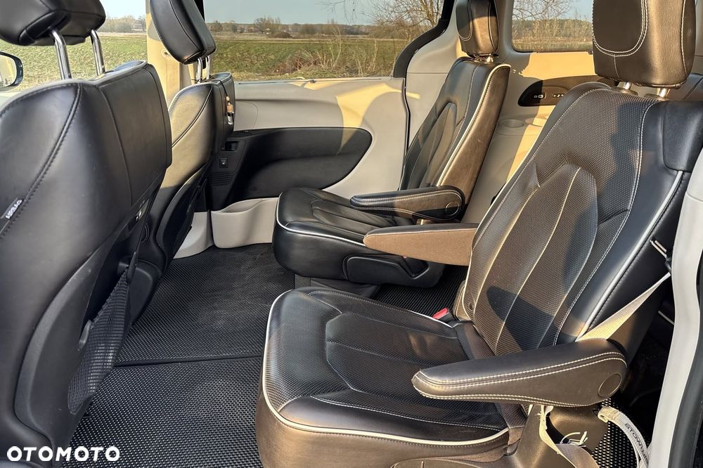 Chrysler Pacifica - 16