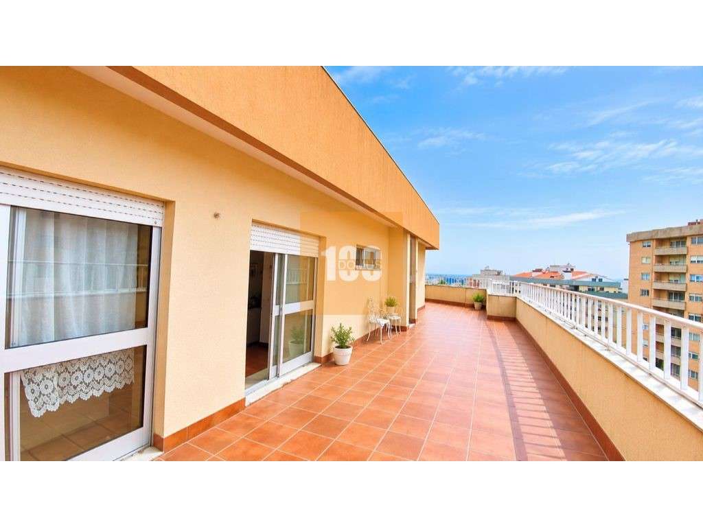 Apartamento T3 com terraço e garagem em Gaia