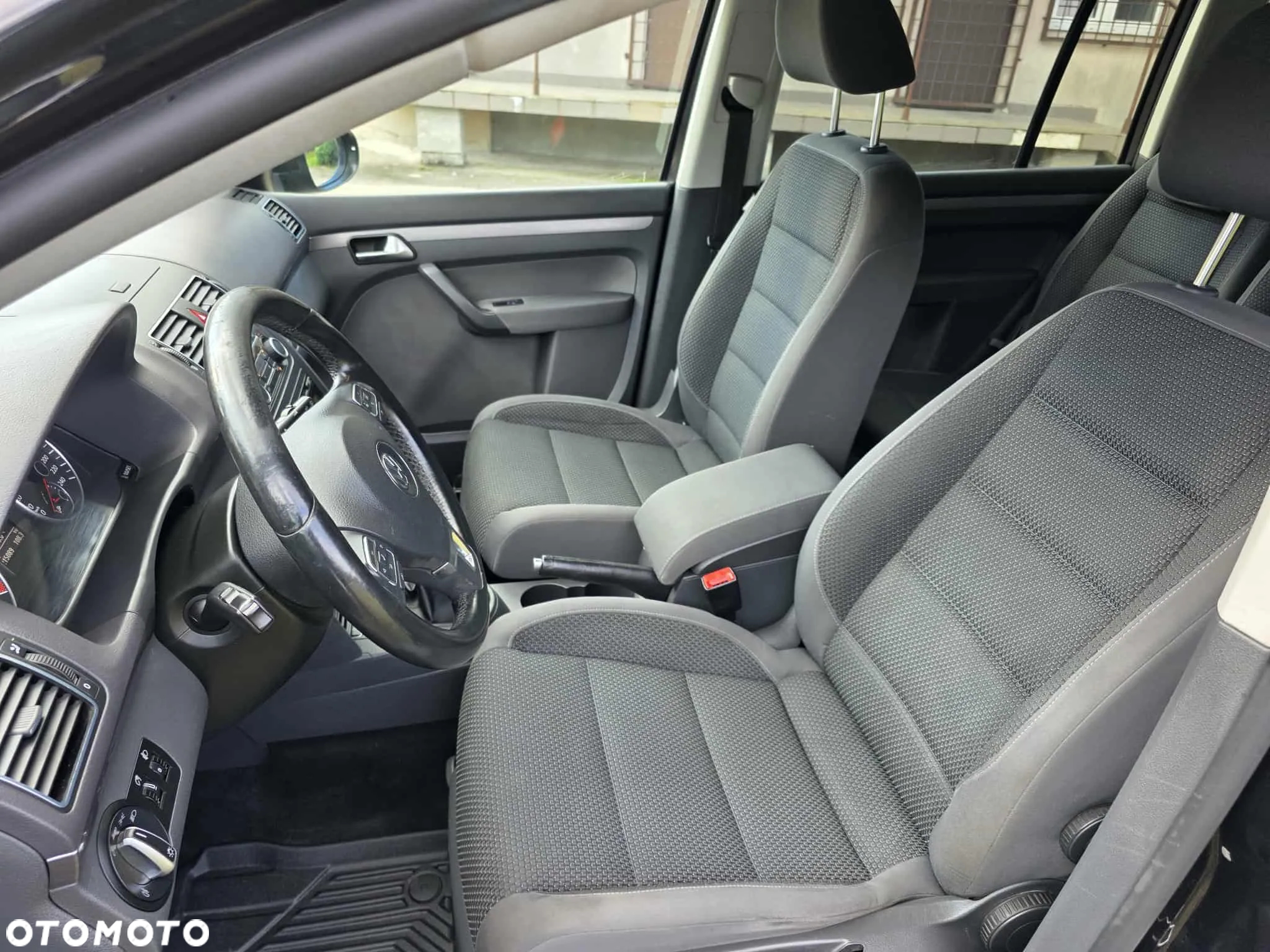 Volkswagen Touran - 10