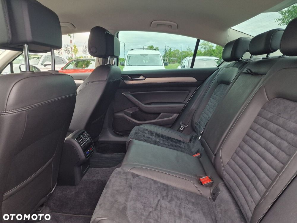 Volkswagen Passat 2.0 TDI SCR Highline - 14