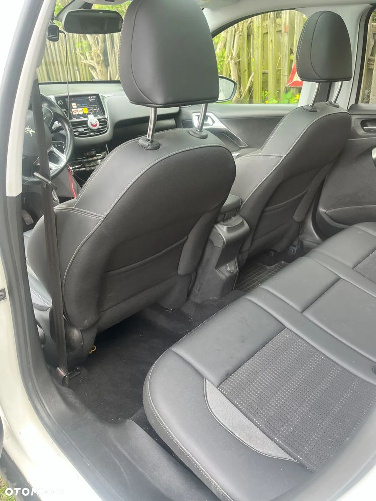 Peugeot 2008 1.2 Pure Tech Allure S&S - 15