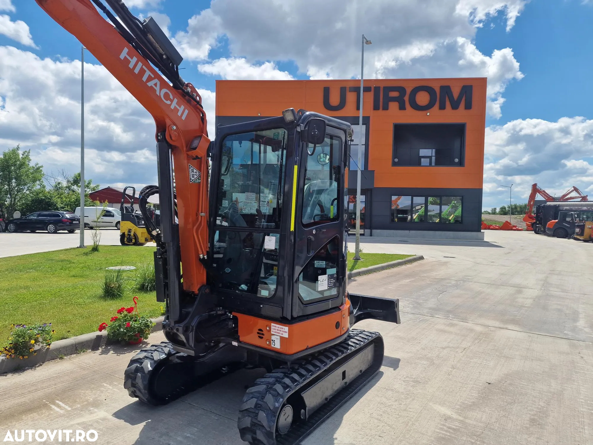 Hitachi ZX33, 3,7 tone, 2023/05, 1.163h, CUPLA RAPIDA+3 CUPE NOI, Senile 80% bune, Instalatia de picon pe brate, Sistem antifurt, Aer conditioinat, adanc sapare 4mc, ridica tevi de 2,5tone, STARE FOARTE BUNA< CA NOU, posibilitate leasing 4 ani-36900 EUR+Tva - 25