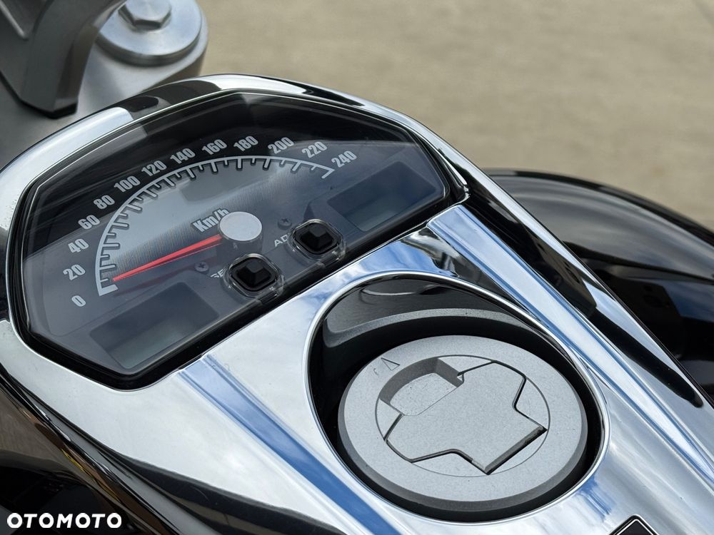 Suzuki Intruder - 13