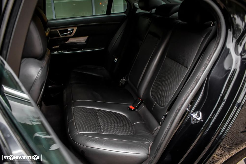 Jaguar XF 3.0 D V6 S Luxury - 32
