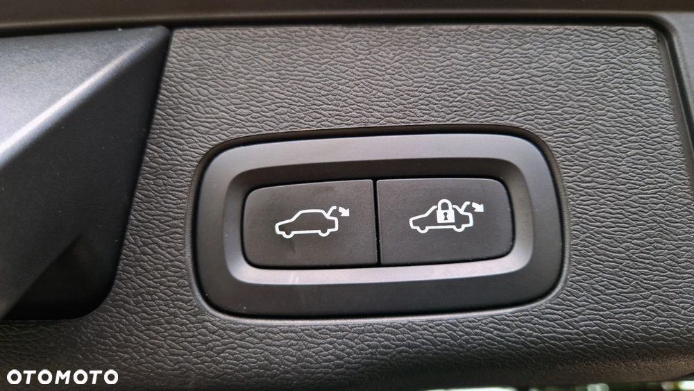 Volvo XC 60 B4 D AWD Plus Dark - 29