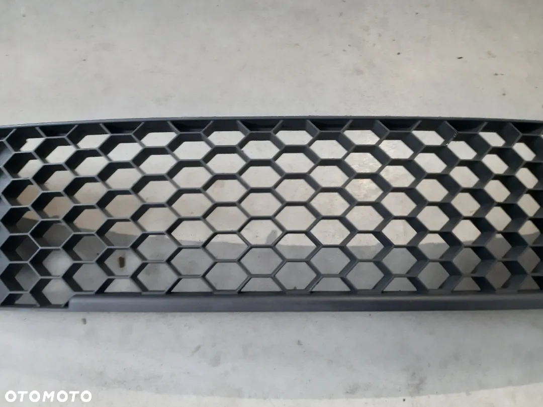 Kratka środkowa zderzaka Skoda Octavia 2 FL RS II lift RS Atrapa zaślepka 1Z0853677D - 3