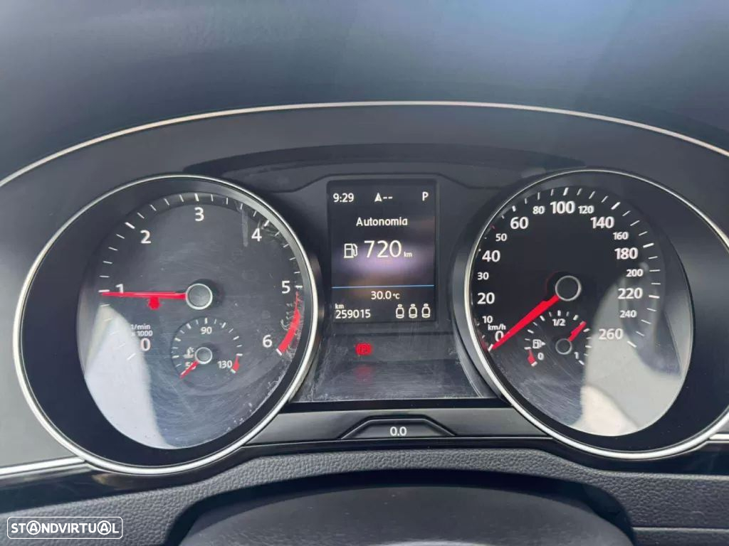 VW Passat Variant 2.0 TDi R-Line DSG - 4