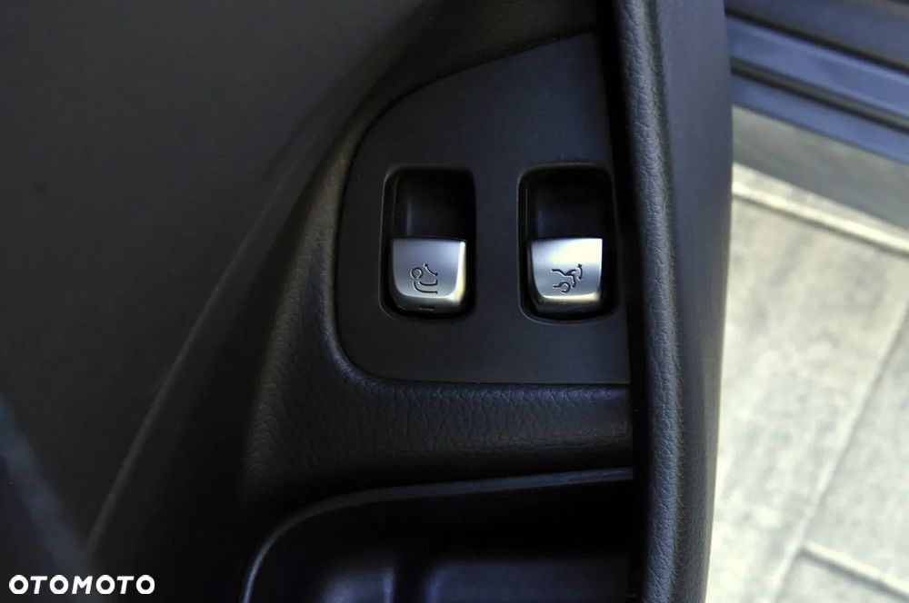 Mercedes-Benz Klasa E 220 d 4Matic T 9G-TRONIC AMG Line - 26