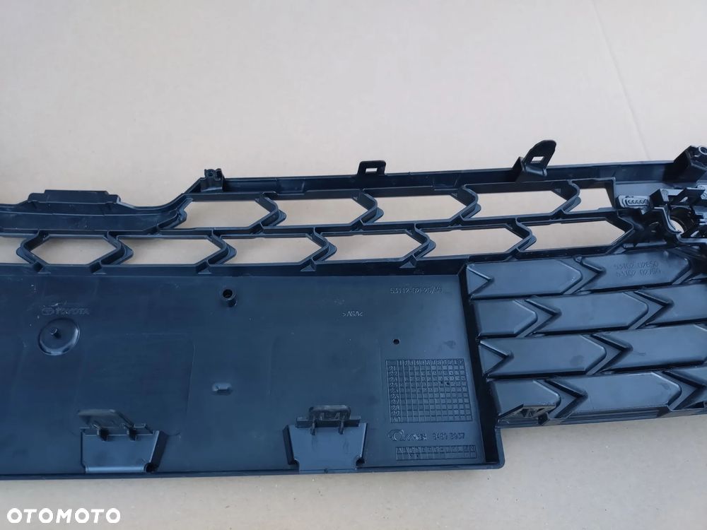 TOYOTA COROLLA E21 LIFT HB 22- 53102-02650 KRATKA W ZDERZAK PRZÓD ORYGINAŁ!  ŁADNA - 10