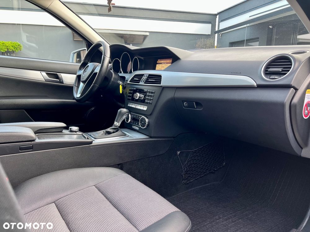 Mercedes-Benz Klasa C 220 CDI BlueEff 4-Matic Avantgarde - 32