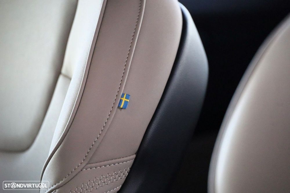 Volvo XC 60 2.0 T6 PHEV Plus Dark - 11