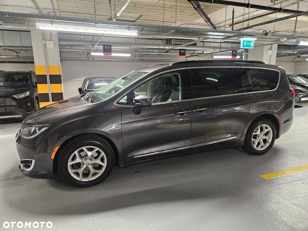 Chrysler Pacifica - 2
