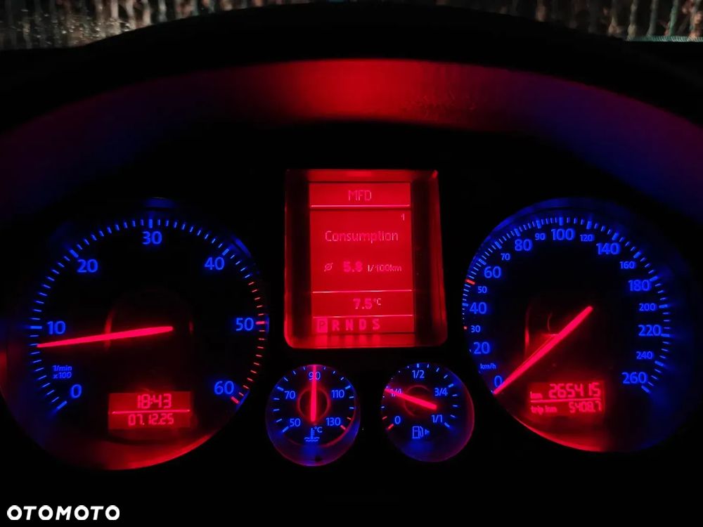 Volkswagen Passat 2.0 TDI Trendline DSG - 14