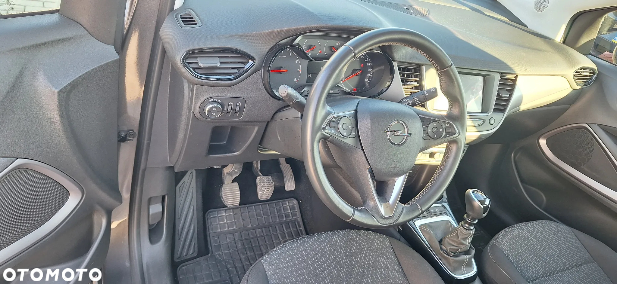 Opel Crossland X 1.2 T Design Line S&S - 10