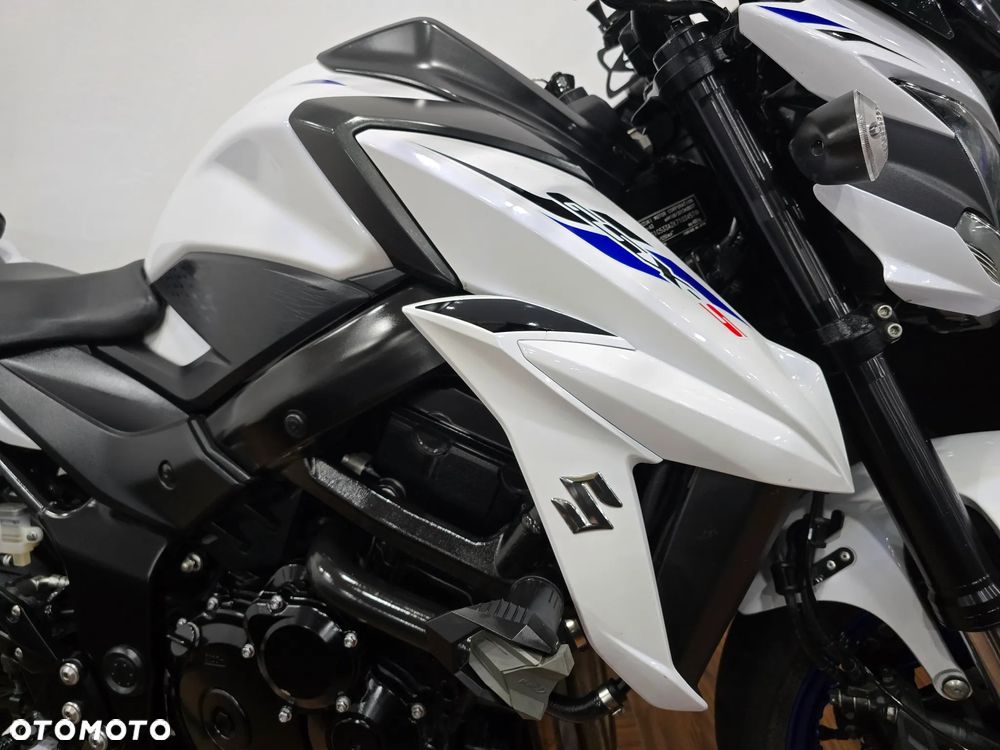 Suzuki GSX - 11