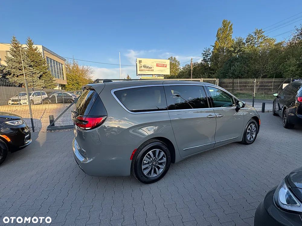 Chrysler Pacifica - 4