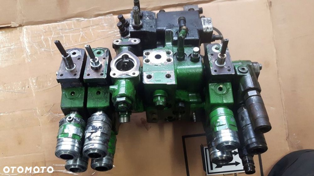 ROZDZIELACZ HYDRAULICZNY AL209370 JOHN DEERE 6125R - 1