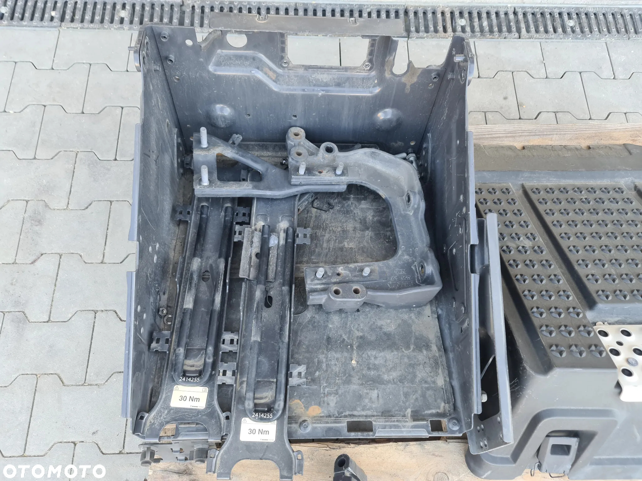 SKRZYNKA NA AKUMULATORY STOPIEŃ KOMPLET SCANIA NGS NTG EURO 6 NOWY MODEL - 2