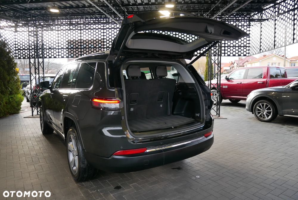 Jeep Grand Cherokee - 32