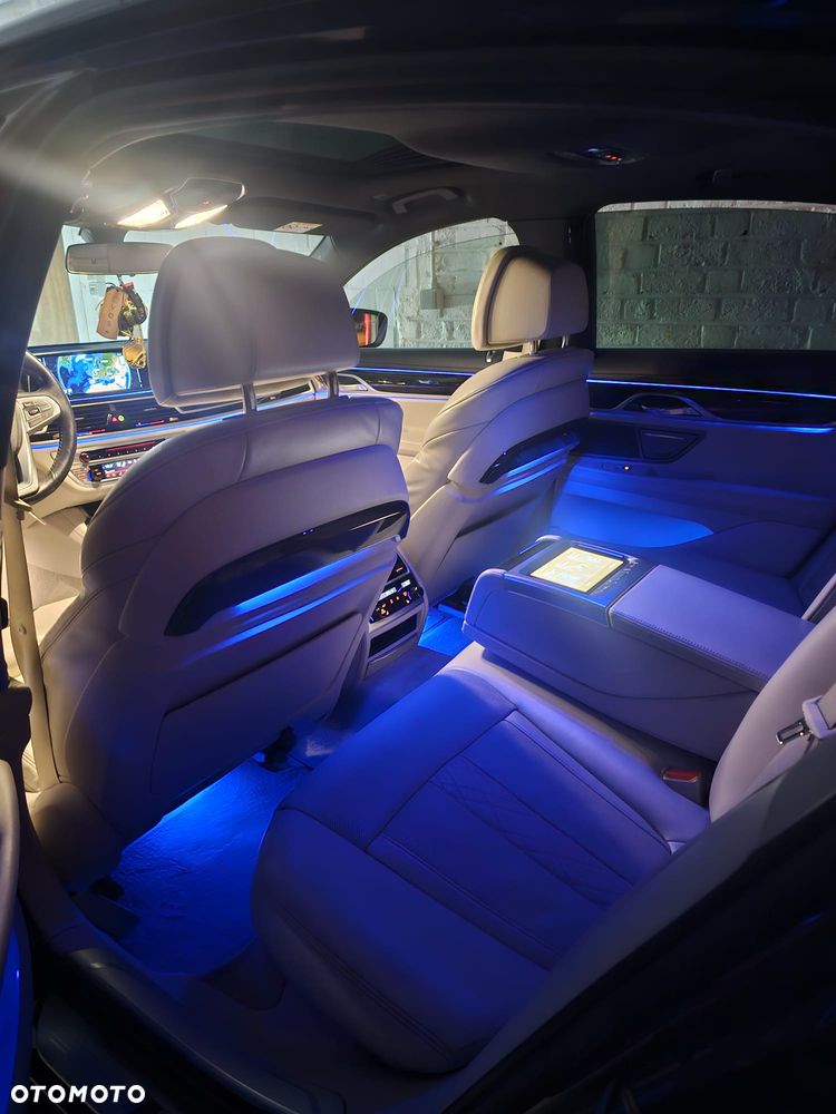 BMW Seria 7 750Li xDrive - 11