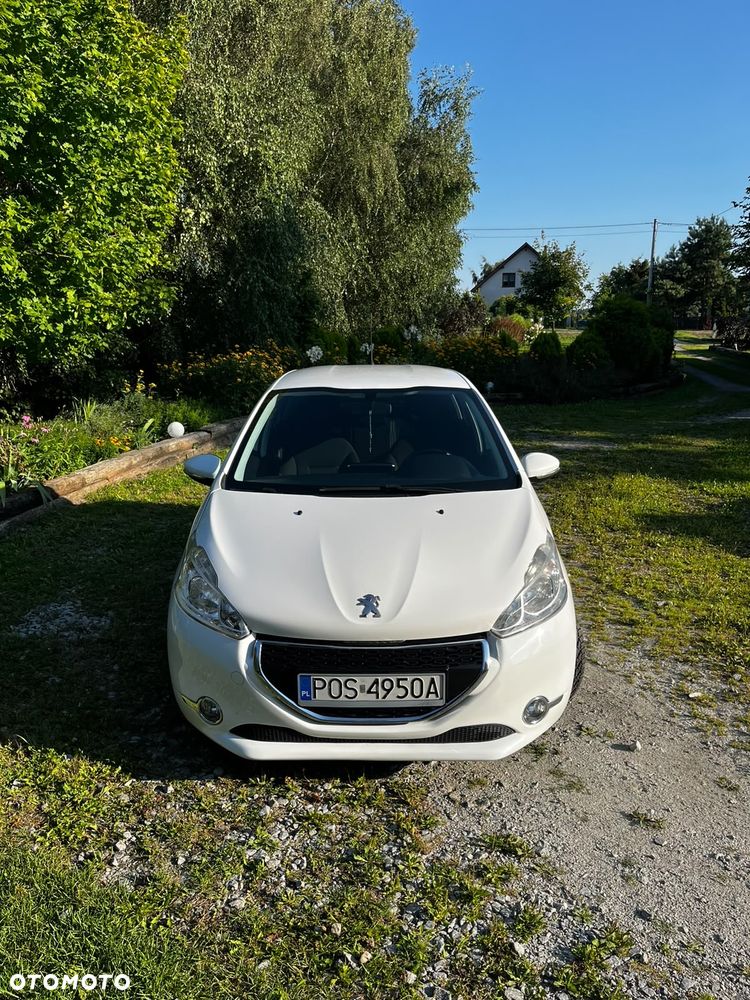 Peugeot 208 2013 photo 2