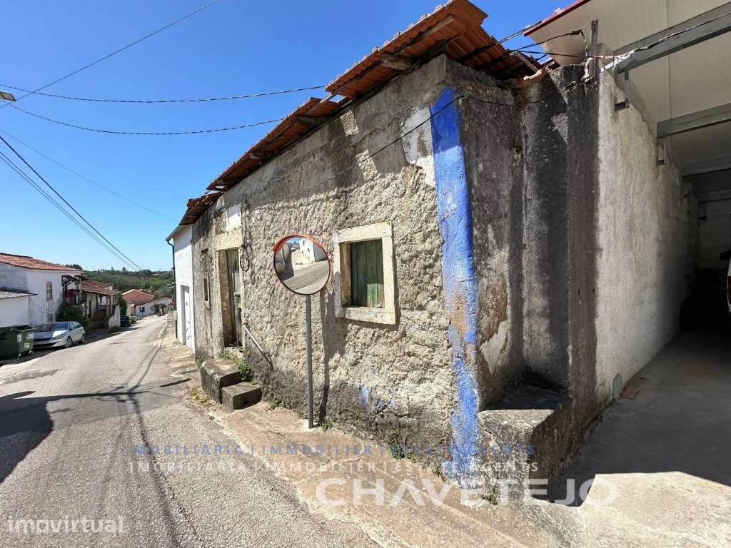 Casa térrea antiga para recuperar situada na aldeia dos Casais. - Grande imagem: 2/7