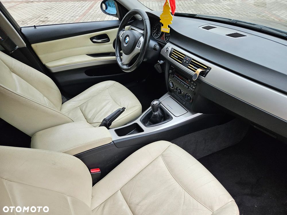 BMW Seria 3 320i - 11
