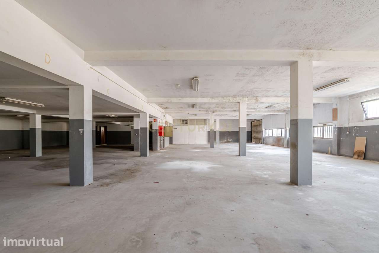 Armazém Gaveto em Grijó/Vila Nova de Gaia com 2.555 m² Zona Industrial - Grande imagem: 3/6