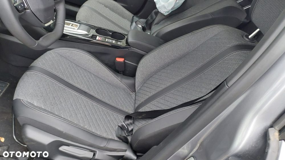 Peugeot 2008 PureTech 130 EAT8 Allure - 9