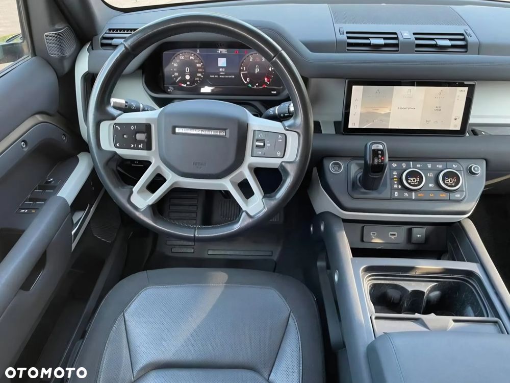 Land Rover Defender - 25
