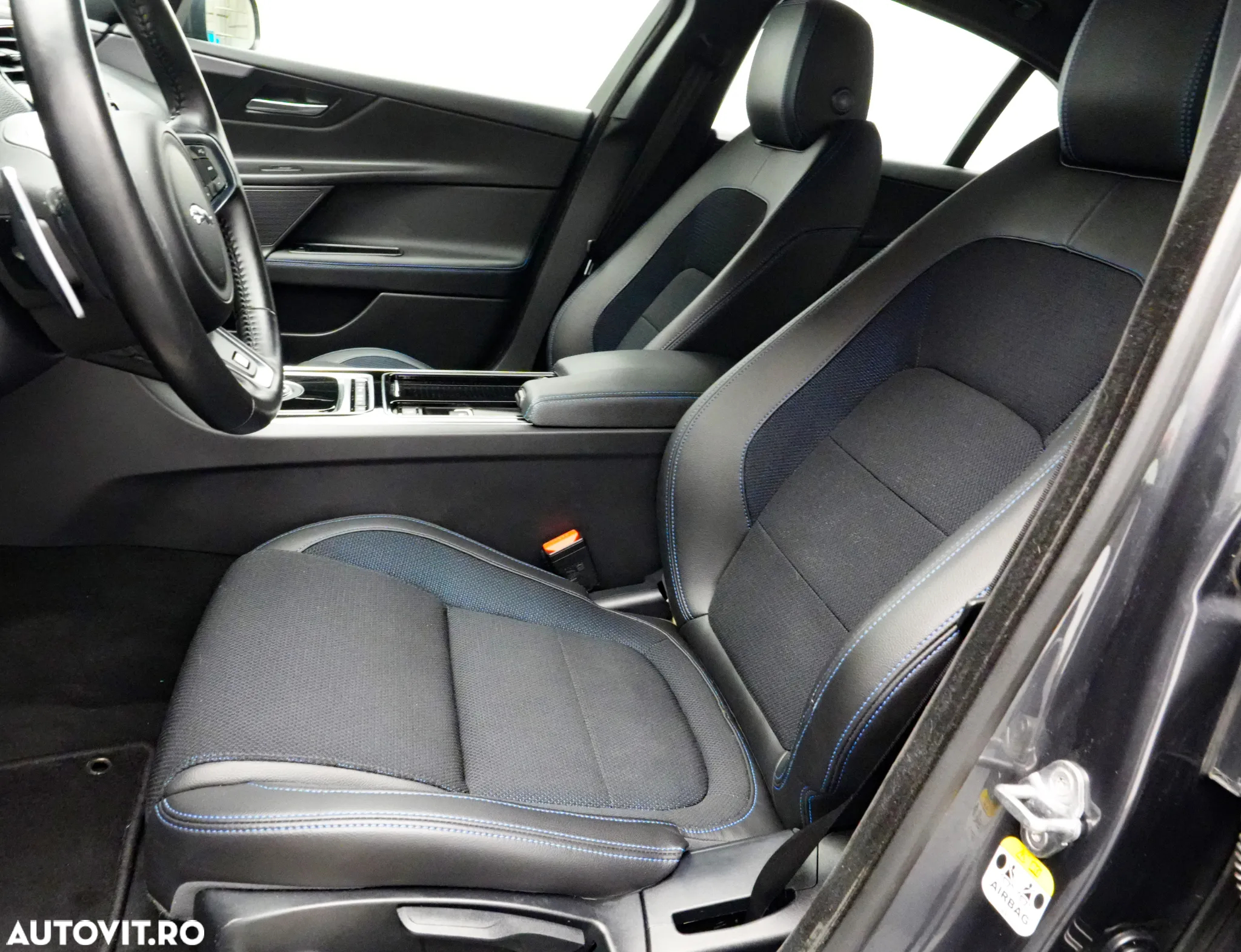 Jaguar XE 2.0 R-Sport - 14