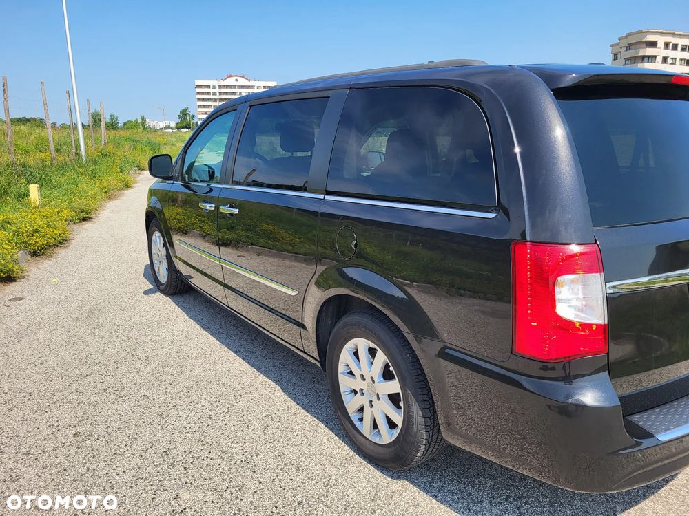 Chrysler Town & Country - 6