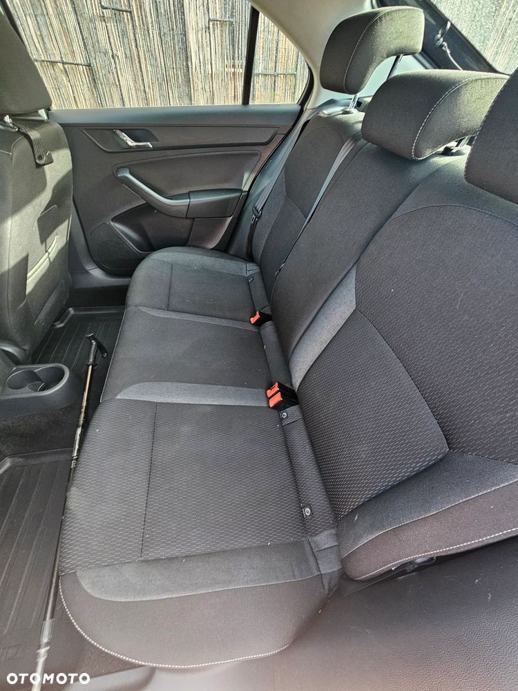 Skoda RAPID 1.2 TSI Ambition - 8