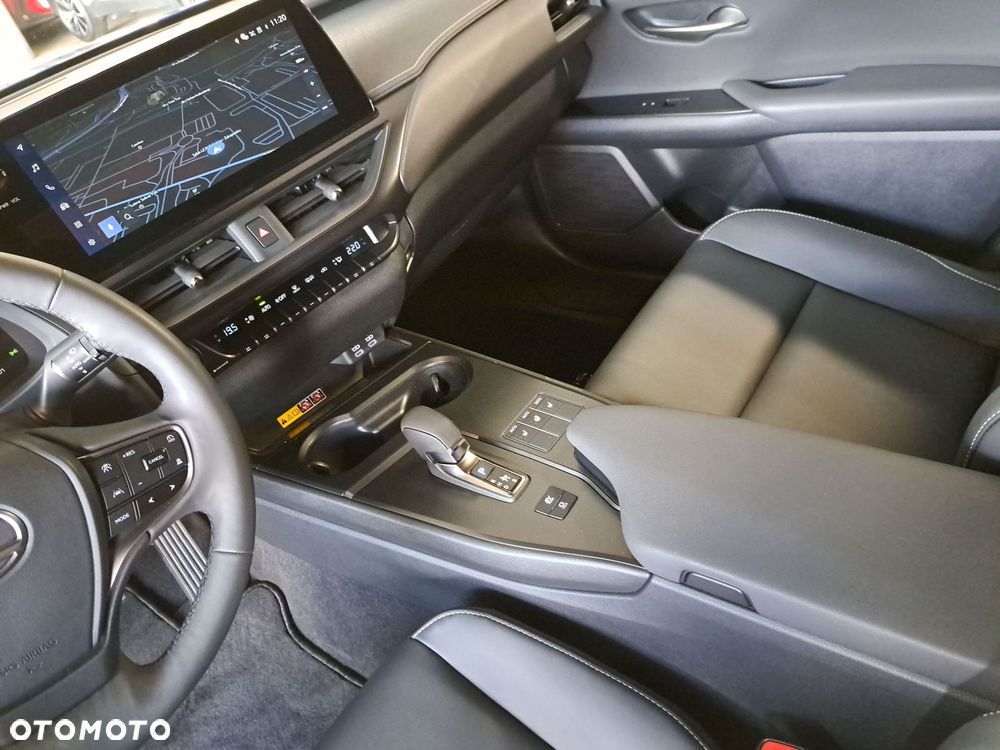 Lexus UX 300h F Sport Design - 25