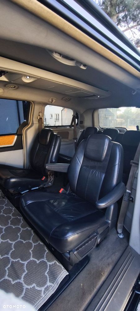 Chrysler Town & Country - 17