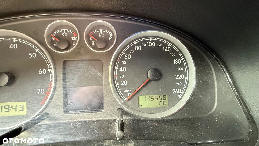 Volkswagen Passat 1.6 Comfortline Family - 14