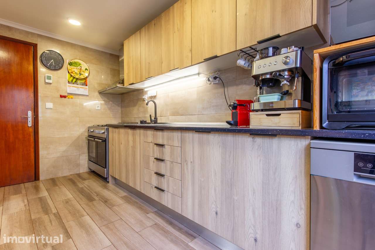 Paio Pires - Apartamento de 4 assoalhadas remodelado, com quintal - Grande imagem: 3/20