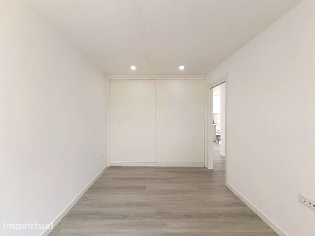 Moradia T2 completamente remodelada com logradouro - Grande imagem: 5/17