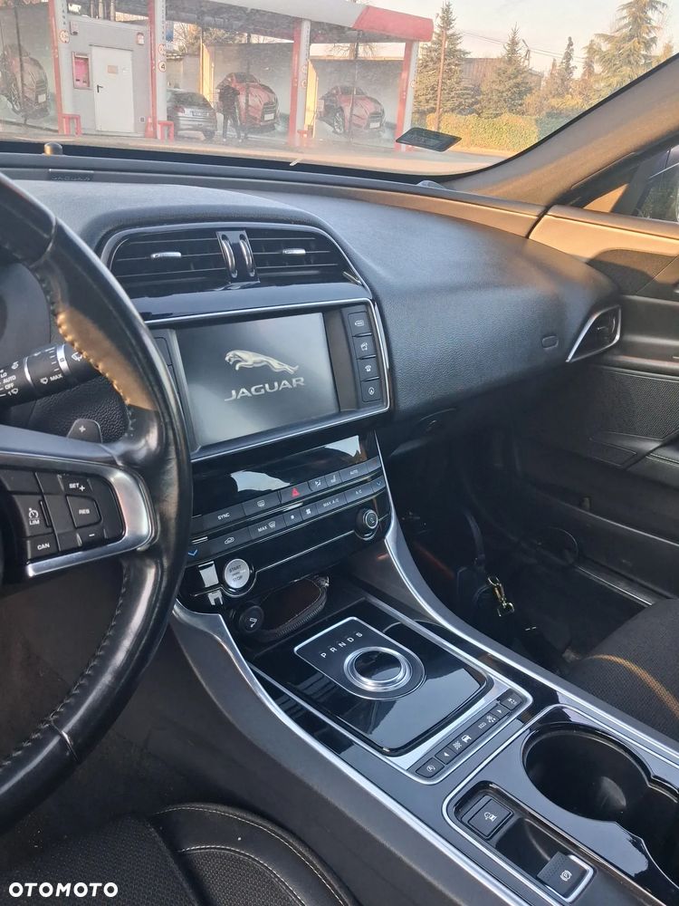Jaguar XE 2.0 T R-Sport - 7