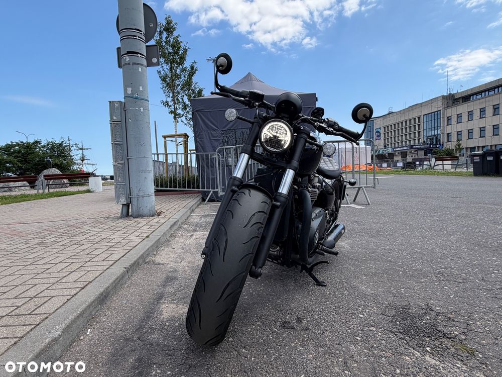 Triumph Bonneville Bobber - 12