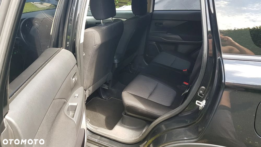 Mitsubishi Outlander 2.0 Invite + 2WD - 24