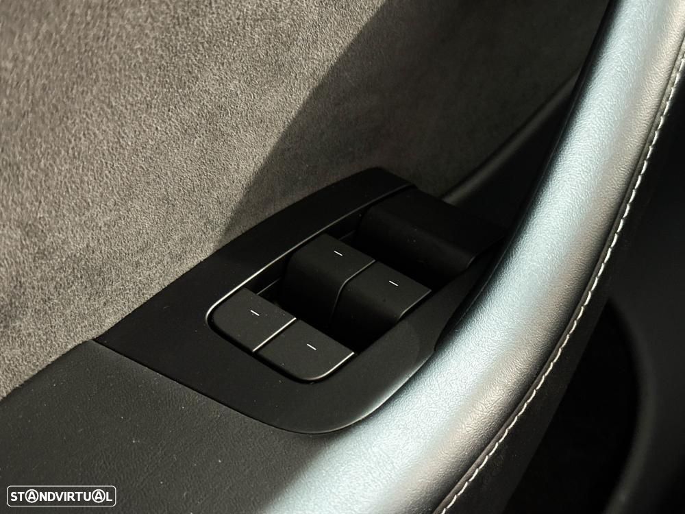 Tesla Model Y Long Range Dual Motor AWD - 46