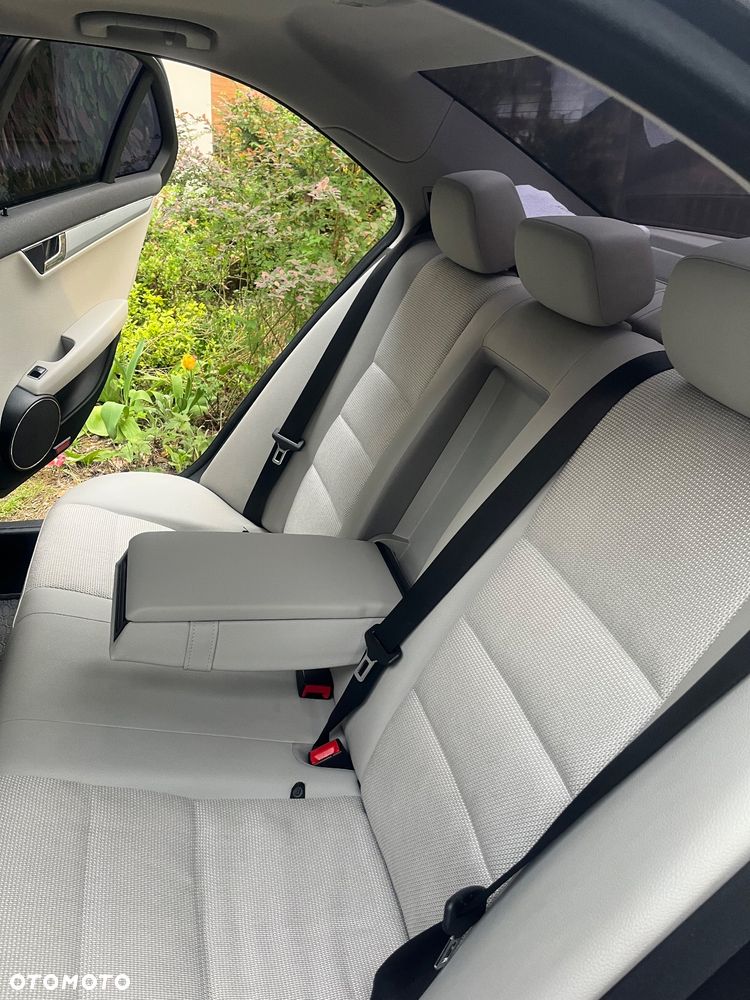 Mercedes-Benz Klasa C 180 CGI Automatik BlueEFFICIENCY Avantgarde - 10