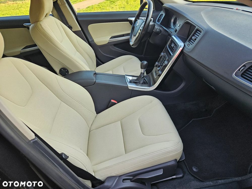 Volvo V60 D4 Momentum - 24