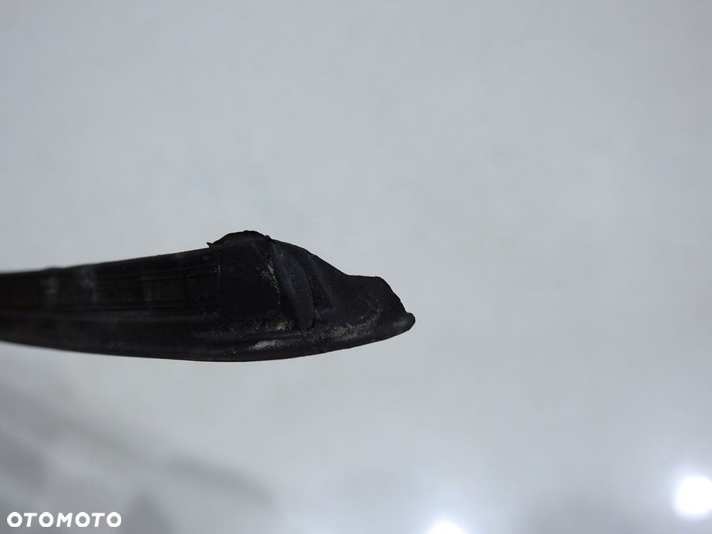 LISTWA SZYBY CZOŁOWEJ PRAWA AUDI A4 B7 - 10