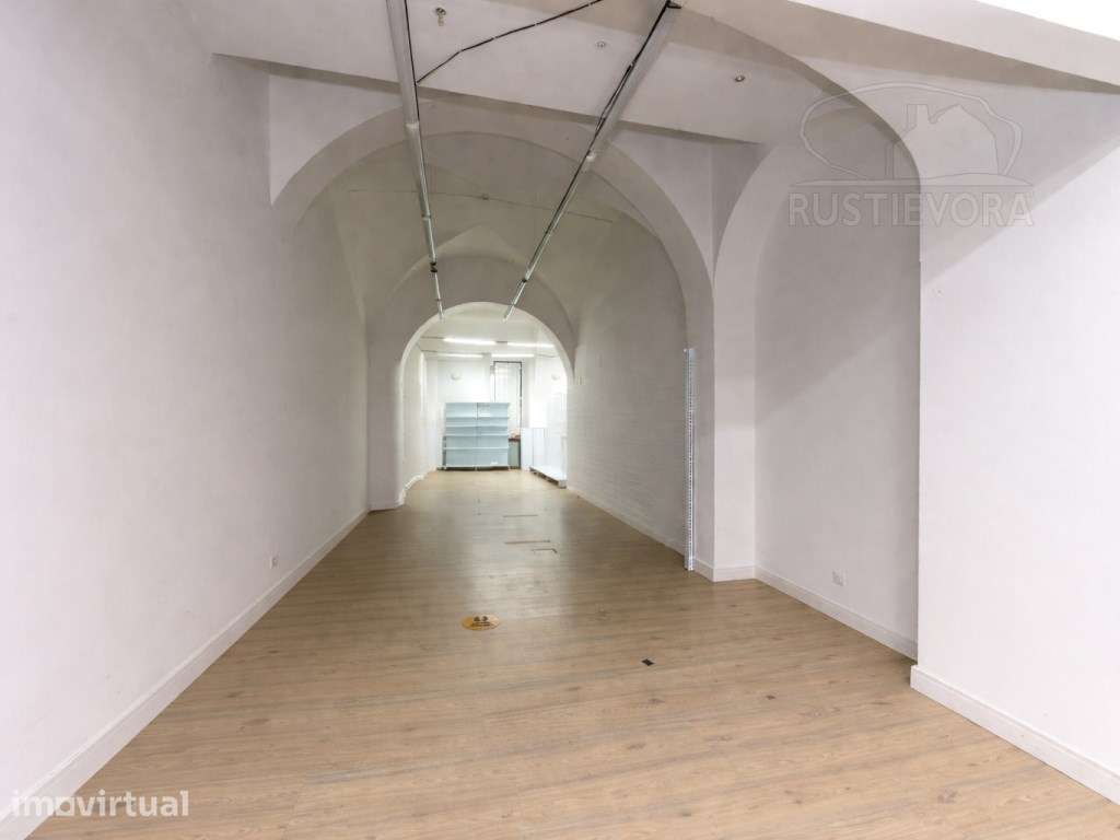 Espaço comercial, R/Chão amplo, para Restauração - Grande imagem: 3/29